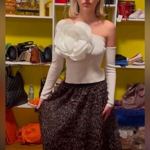 Elegant White Italy !!  Top with Flower